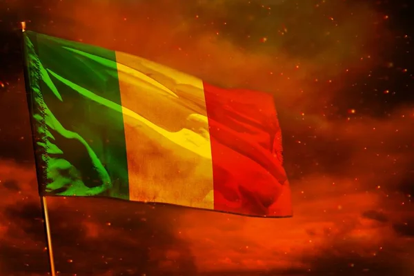 Sventolando bandiera Mali sul cielo rosso cremisi con sfondo colonne di fumo. Concetto di problemi . — Foto Stock