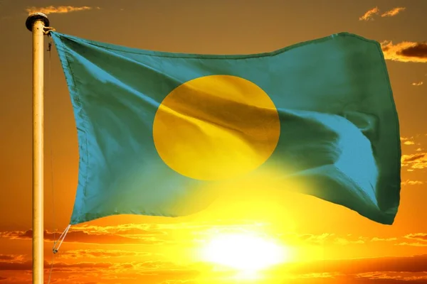 Palau vlajka tkaní na krásné oranžové západ slunce s mraky pozadí — Stock fotografie