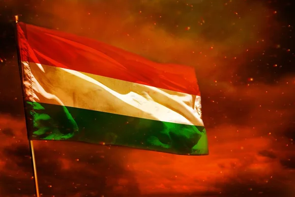 Rebegő Magyarország zászló a bíborvörös égen füstoszlopos háttérrel. Problémás fogalom. — Stock Fotó