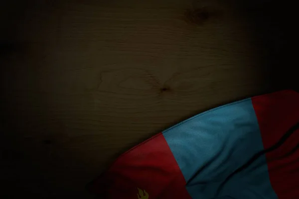 Bela imagem escura da bandeira da Mongólia com grandes dobras em madeira escura com espaço livre para o seu conteúdo - qualquer bandeira celebração ilustração 3d — Fotografia de Stock