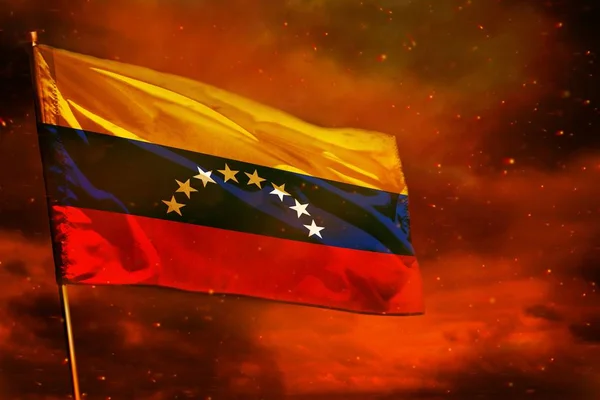 Kırmızı gökyüzünde Venezuela bayrağı dalgalanırken duman sütunları arka planda. Sorunlar kavramı. — Stok fotoğraf