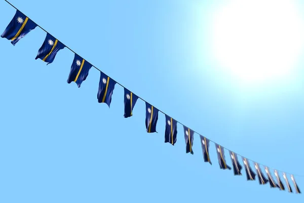 Merveilleux de nombreux drapeaux ou bannières Nauru suspendus en diagonale sur une corde sur fond bleu ciel avec un accent doux - toute illustration 3d drapeau de vacances — Photo