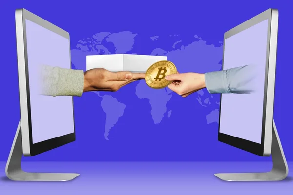 Concepto de comercio electrónico, dos manos de monitores. mano con la caja blanca del ordenador comprimido y mano con bitcoin. ilustración 3d — Foto de Stock