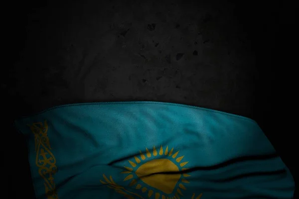 Aranyos sötét fotó Kazahsztán zászló nagy redők fekete kő üres helyet a tartalom - minden alkalommal zászló 3d illusztráció — Stock Fotó