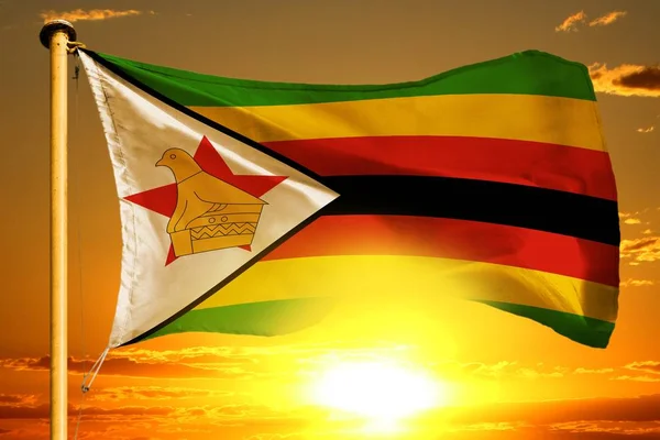 Bandeira do Zimbábue tecendo no belo pôr-do-sol laranja com fundo de nuvens — Fotografia de Stock