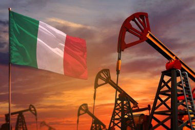 İtalya petrol endüstrisi konsepti. Endüstriyel illüstri - Kırmızı ve mavi günbatımlı İtalya bayrağı ve petrol kuyuları veya gündoğumu gökyüzü arkaplanı - 3d illüstrasyon