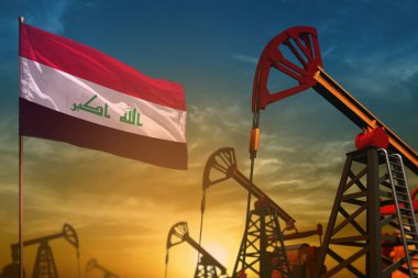 Irak petrol endüstrisi konsepti. Endüstriyel illüstri - Irak bayrağı ve petrol kuyuları mavi ve sarı günbatımı arkaplanına karşı - 3D illüstrasyon