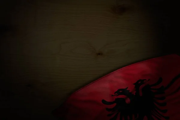 Schöne dunkle Bild von Albanien Flagge mit großen Falten auf dunklem Holz mit leeren Platz für Ihren Text - jede Festfahne 3D-Illustration — Stockfoto