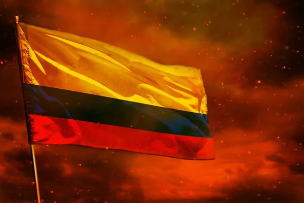 Kırmızı gökyüzünde kırmızı dumanlı arka planda dalgalanan Kolombiya bayrağı. Sorunlar kavramı. — Stok fotoğraf