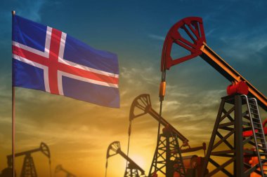 İzlanda petrol endüstrisi konsepti. Endüstriyel illüstri - İzlanda bayrağı ve petrol kuyuları mavi ve sarı günbatımı gökyüzü zeminine karşı - 3D illüstrasyon