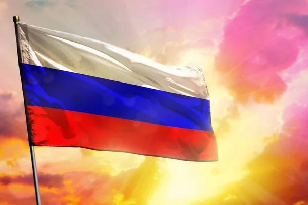 Φτερουγίζει σημαία της Ρωσίας σε όμορφο πολύχρωμο ηλιοβασίλεμα ή την ανατολή του ηλίου φόντο. Έννοια επιτυχίας. — Φωτογραφία Αρχείου