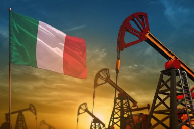 İtalya petrol endüstrisi konsepti. Endüstriyel illüstri - İtalya bayrağı ve petrol kuyuları mavi ve sarı günbatımı arkaplanına karşı - 3d illüstrasyon