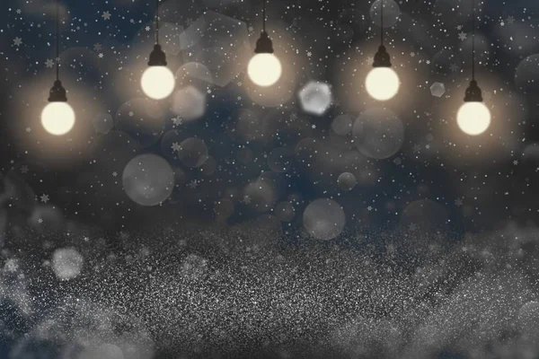 Blauw mooie sprankelende glitter lichten onscherpe bokeh abstracte achtergrond met gloeilampen en vallende sneeuwvlokken vliegen, feestelijke mockup textuur met lege ruimte voor uw inhoud — Stockfoto