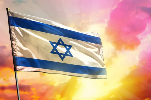 Fluttering Israel bandeira no belo pôr do sol colorido ou fundo do nascer do sol. Conceito de sucesso . — Fotografia de Stock