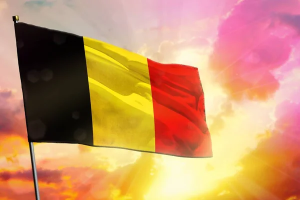 Sventolando bandiera Belgio su bellissimo tramonto colorato o sfondo alba. Concetto di successo . — Foto Stock