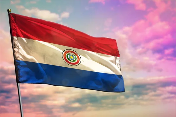 Sventolando bandiera Paraguay su sfondo cielo nuvoloso colorato. Concetto di prosperità . — Foto Stock