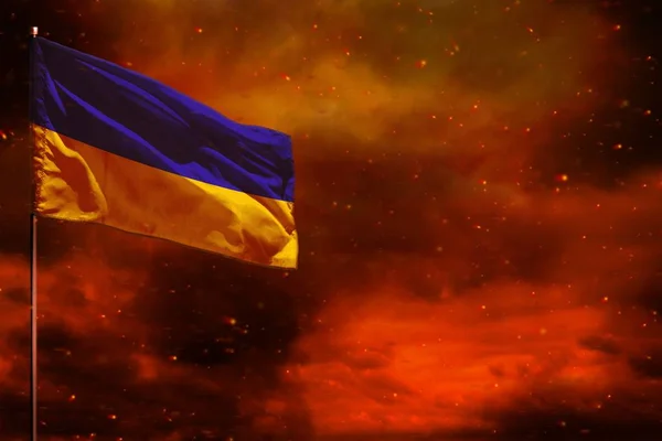Aleteo de la bandera de Ucrania maqueta con espacio en blanco para su texto en el cielo rojo carmesí con el fondo de pilares de humo. Concepto de problemas . — Foto de Stock