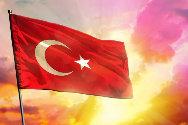 Φτερουγίζει τη σημαία της Τουρκίας στο όμορφο πολύχρωμο ηλιοβασίλεμα ή την ανατολή του ηλίου. Έννοια επιτυχίας. — Φωτογραφία Αρχείου