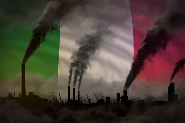 Contaminación oscura, lucha contra el cambio climático - ilustración industrial 3D de tuberías de plantas de humo pesado en el fondo de la bandera de Italia — Foto de Stock