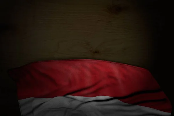 Wunderbare dunkle Bild der ungarischen Flagge mit großen Falten auf dunklem Holz mit leeren Platz für Text - jede Feier Flagge 3d Illustration — Stockfoto