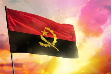 Renkli günbatımı ya da gündoğumu arka planında dalgalanan Angola bayrağı. Başarı konsepti.