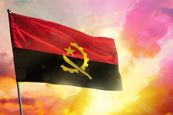 Bandera de Angola ondeando sobre hermoso atardecer colorido o fondo del amanecer. Concepto de éxito . — Foto de Stock