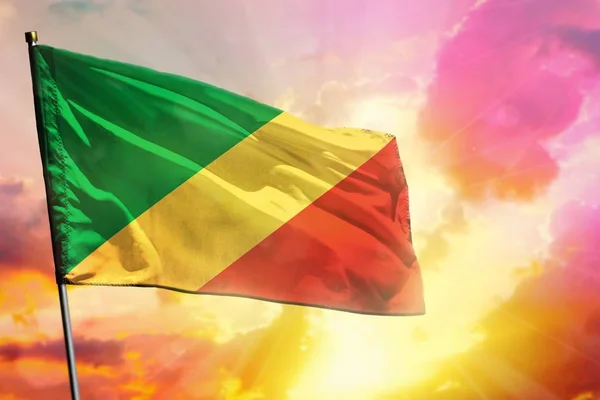 Прапор Конго, що пурхає на тлі яскравих сонячних променів або сходу сонця. Успіх. — стокове фото
