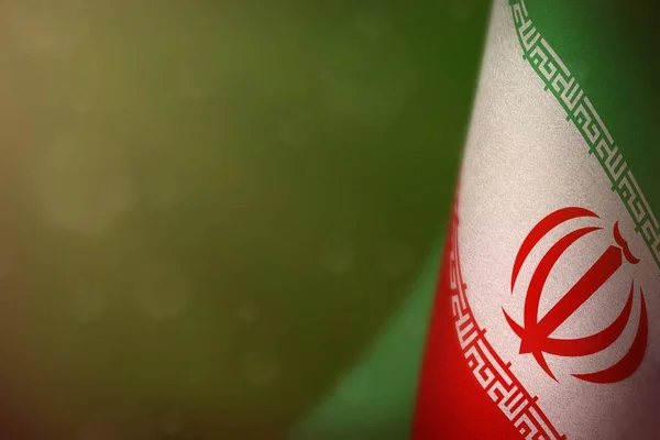 Bandera de Irán para el honor del día de los veteranos o el día conmemorativo. Gloria a los héroes iraníes del concepto de guerra sobre fondo verde terciopelo oscuro . — Foto de Stock