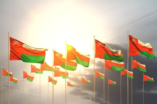 Merveilleux de nombreux drapeaux Oman dans une rangée sur le coucher du soleil avec de l'espace libre pour le texte - toute occasion drapeau illustration 3D — Photo