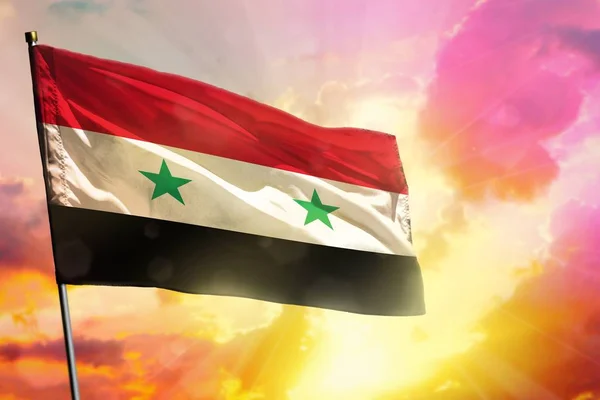 Fladdrande syriska Arabrepubliken flagga på vackra färgglada solnedgång eller soluppgång bakgrund. Framgångsrikt koncept. — Stockfoto