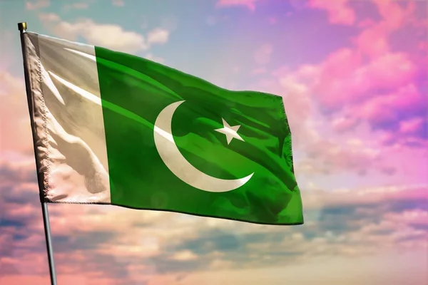 Ondeando la bandera de Pakistán sobre un colorido fondo nublado. Concepto de prosperidad . —  Fotos de Stock