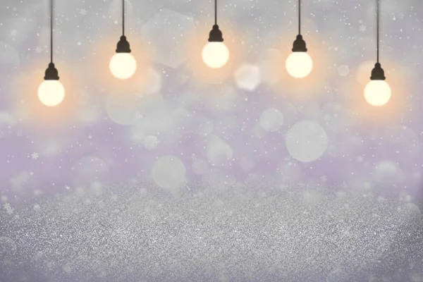 Fantastische glanzende glitter lichten onscherpe bokeh abstracte achtergrond met gloeilampen en vallende sneeuwvlokken vliegen, vakantie mockup textuur met lege ruimte voor uw inhoud — Stockfoto