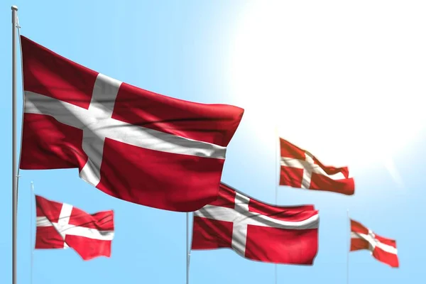 Όμορφη 5 σημαίες της Δανίας κυματίζουν κατά μπλε απεικόνιση του ουρανού με επιλεκτική εστίαση - κάθε σημαία γιορτή 3d εικονογράφηση — Φωτογραφία Αρχείου