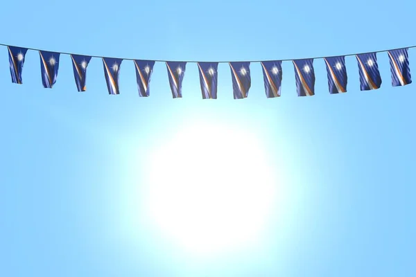 Beau de nombreux drapeaux des îles Marshall ou des bannières accroché sur la corde sur fond bleu ciel - tout drapeau de vacances illustration 3D — Photo