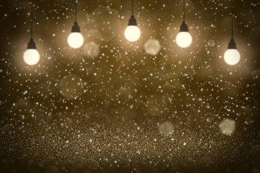 turuncu parlak parlak ışıklar sönmüş ampuller, kıvılcımlar uçuşan soyut arka planlar, içeriğiniz için boş boşluklu festival model dokusu.