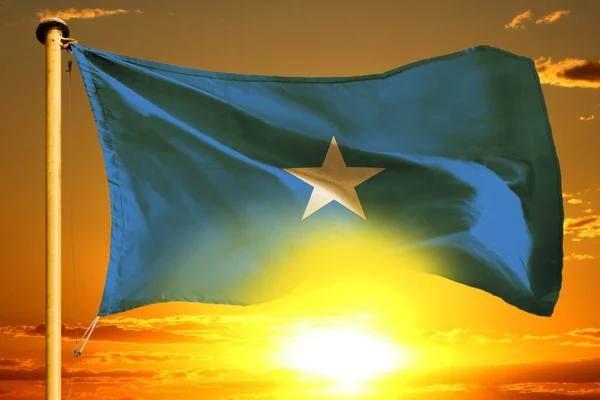 Somálská vlajka tkaní na krásné oranžové západ slunce s mraky pozadí — Stock fotografie