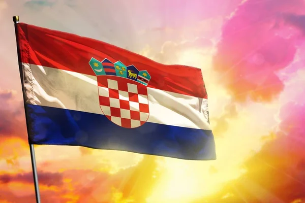 Fluttering Croácia bandeira no belo pôr do sol colorido ou fundo do nascer do sol. Conceito de sucesso . — Fotografia de Stock