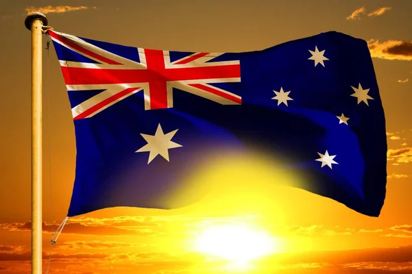 Bandera de Australia tejiendo en la hermosa puesta de sol naranja con el fondo de nubes —  Fotos de Stock