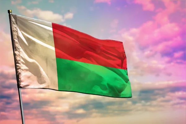 Развевающийся Флаг Мадагаскара Ярком Облачном Фоне Неба Мадагаскарская Концепция Процветания — стоковое фото