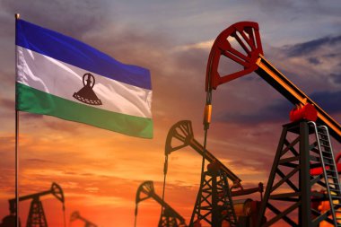 Lesotho petrol endüstrisi konsepti, endüstriyel illüstrasyon. Lesotho bayrağı ve petrol kuyuları ve kırmızı ve mavi gün batımı veya gündoğumu gökyüzü arkaplanı - 3 boyutlu illüstrasyon