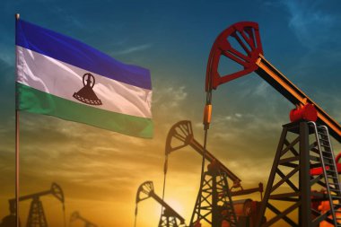 Lesotho petrol endüstrisi konsepti, endüstriyel illüstrasyon. Mavi ve sarı günbatımı arka planında dalgalanan Lesotho bayrağı ve petrol kuyuları - 3 boyutlu illüstrasyon