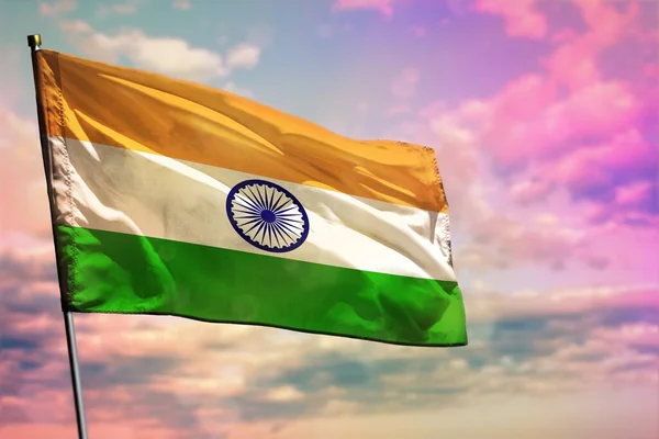 カラフルな曇りの空の背景にインドの旗をなびかせ インドの繁栄の概念 — ストック写真
