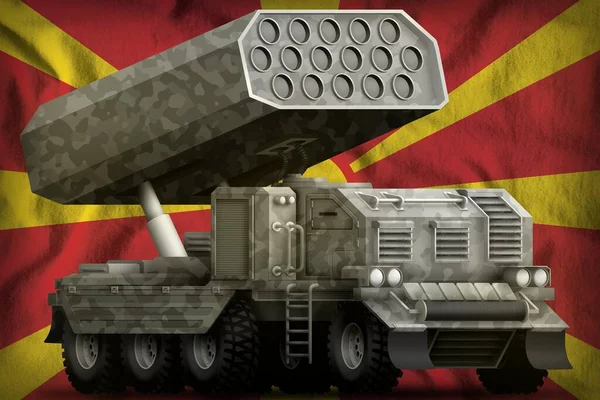 Makedonya Bayrağının Arka Planında Gri Kamuflajlı Roket Topçu Füze Fırlatıcı — Stok fotoğraf