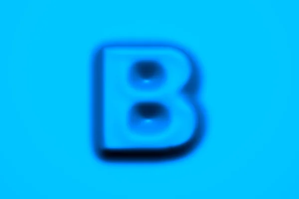 青いワックスまたはプラスチックフォント 文字Bはライトブルーの背景に隔離され シンボルの3Dイラスト — ストック写真