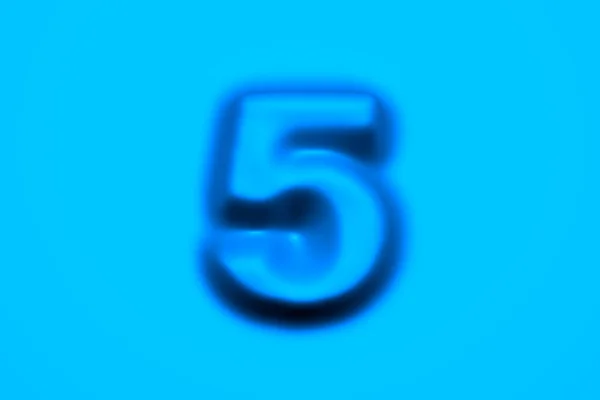 青い柔らかいワックスまたはプラスチック製のアルファベット 番号5ライトブルーの背景に隔離され シンボルの3Dイラスト — ストック写真