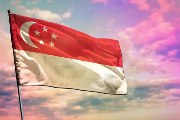 Φτερουγίζει Σημαία Της Σιγκαπούρης Πολύχρωμο Θολό Φόντο Του Ουρανού Έννοια — Φωτογραφία Αρχείου