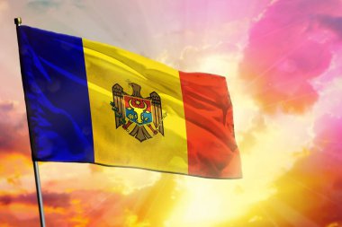Güzel gün batımı ya da gündoğumu arka planında Moldova bayrağı dalgalanması. Moldova başarı ve mutluluk kavramı.