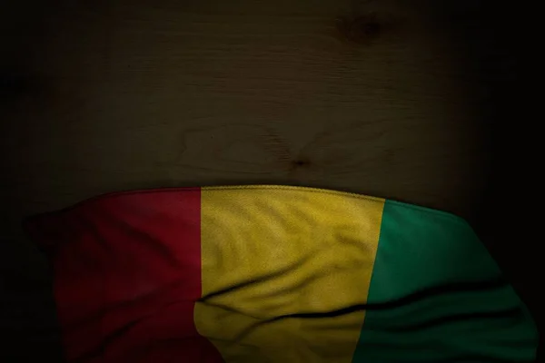 Maravillosa Foto Oscura Bandera Guinea Con Grandes Pliegues Madera Oscura — Foto de Stock