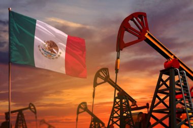 Meksika petrol endüstrisi konsepti, endüstriyel çizim. Meksika bayrağı ve petrol kuyuları ve kırmızı ve mavi gün batımı veya gündoğumu gökyüzü arkaplanı - 3 boyutlu illüstrasyon