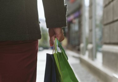 Alışveriş torbaları tutan adam closeup